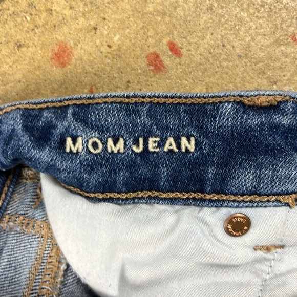 American Eagle Outfitters Mom Jean with raw hem
Size: 00 short - Picture 3 of 5